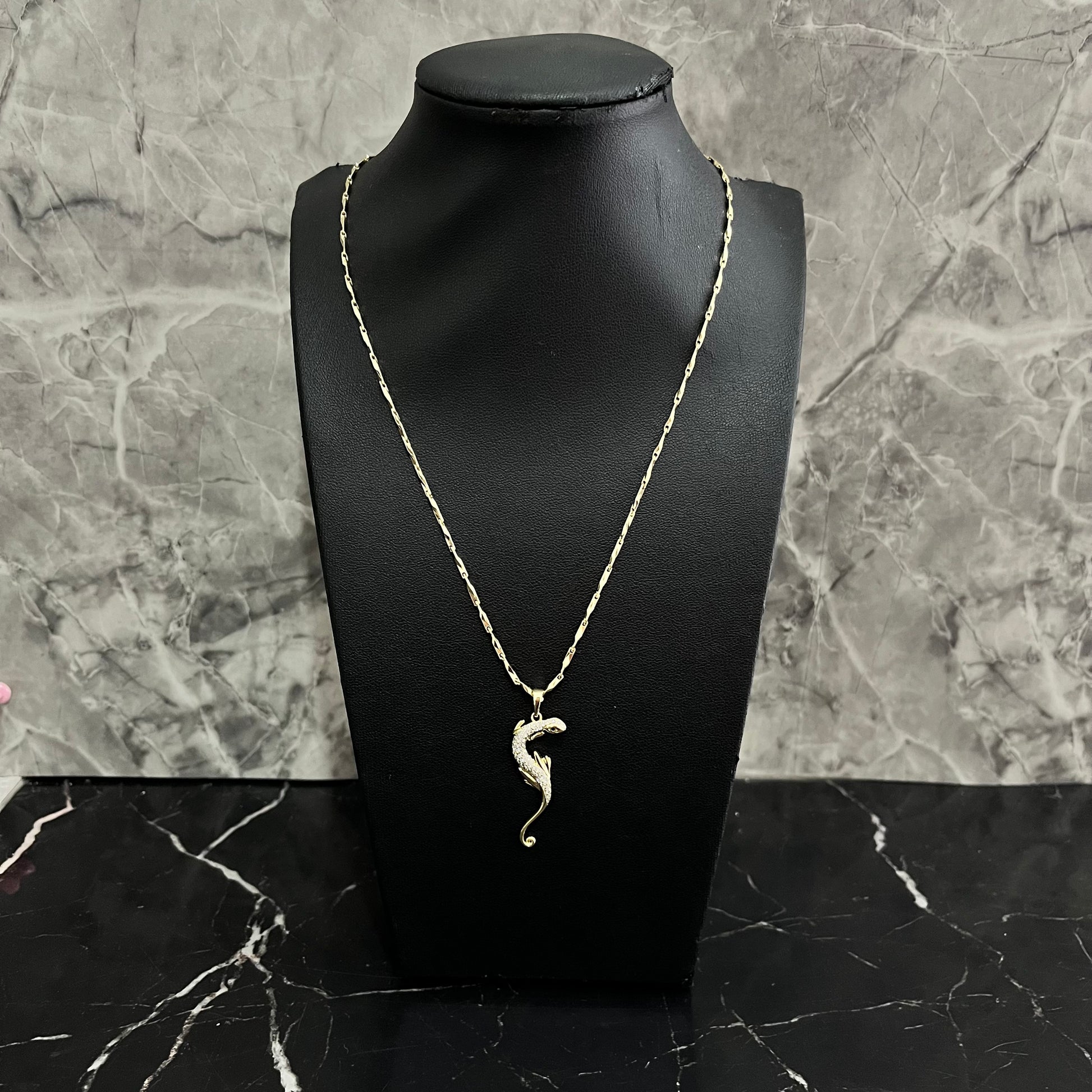Cadena con lagartija